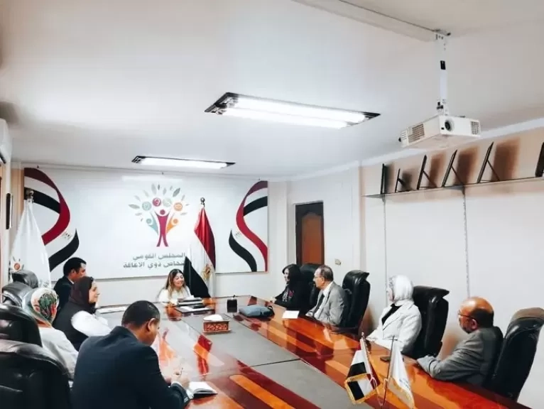 المشرف على 'القومي للأشخاص ذوي الإعاقة' تعقد لقاءًا مع عدد من الخبراء في مجال الإعاقة للاستفادة من خبراتهم