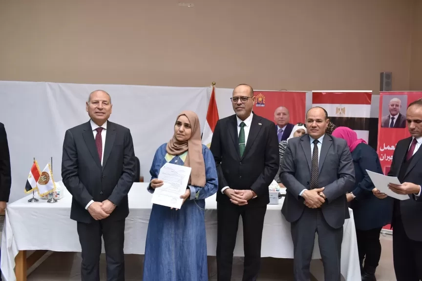 وزير العمل ومحافظ القاهرة يُسلمان عقود عمل جديدة لذوى همم من أبناء 'المحافظة' ..