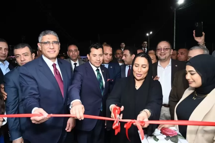 أشرف صبحي يتسلم شهادة الأيزو لمركز التنمية الشبابية بالشيخ زايد