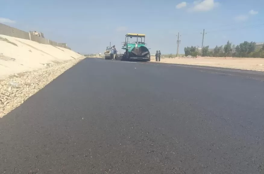 بتكلفة 2 مليون جنيه ولمنع الحوادث.. رفع كفاءة الطريق بالزوامل أمام البساتين ببلبيس