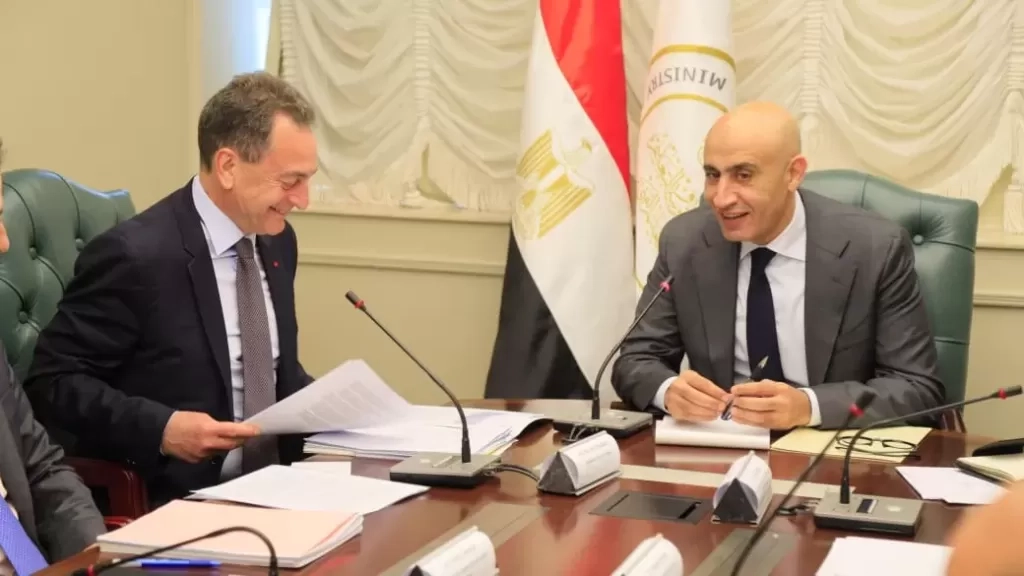 وزير التعليم يلتقي السفير الفرنسي لبحث إنشاء 100 مدرسة مصرية فرنسية