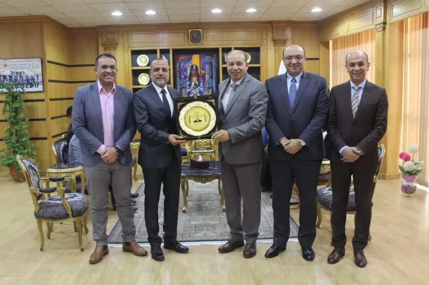 رئيس جامعة المنصورة يُكرّم فريق 'مركز الحفريات الفقارية' لاكتشافه الأخير