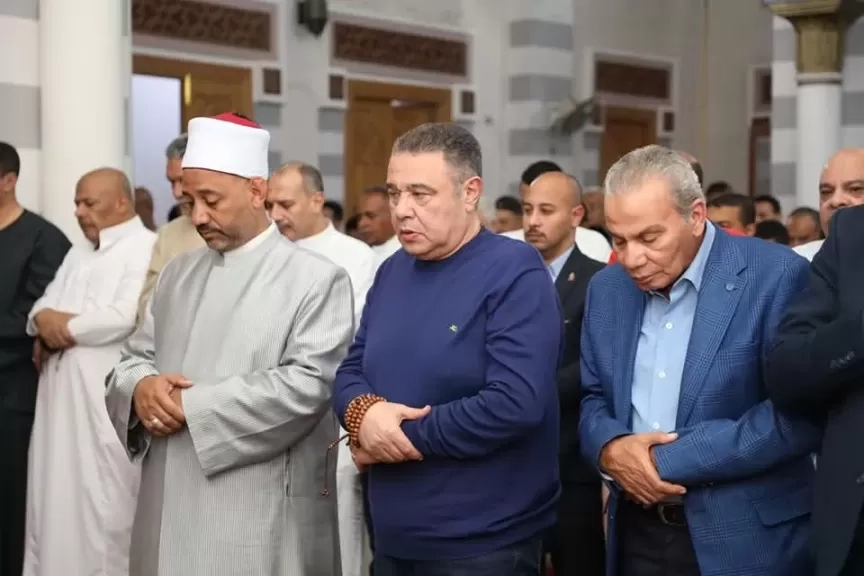 محافظ البحر الأحمر يؤدي صلاة عيد الفطر المبارك بمسجد عبد المنعم رياض بالغردقة