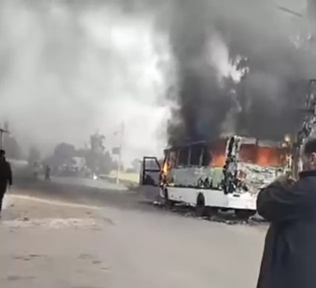 النيران تلتهم إتوبيس نقل ركاب بطريق الكراكات بيلا في محافظة كفرالشيخ