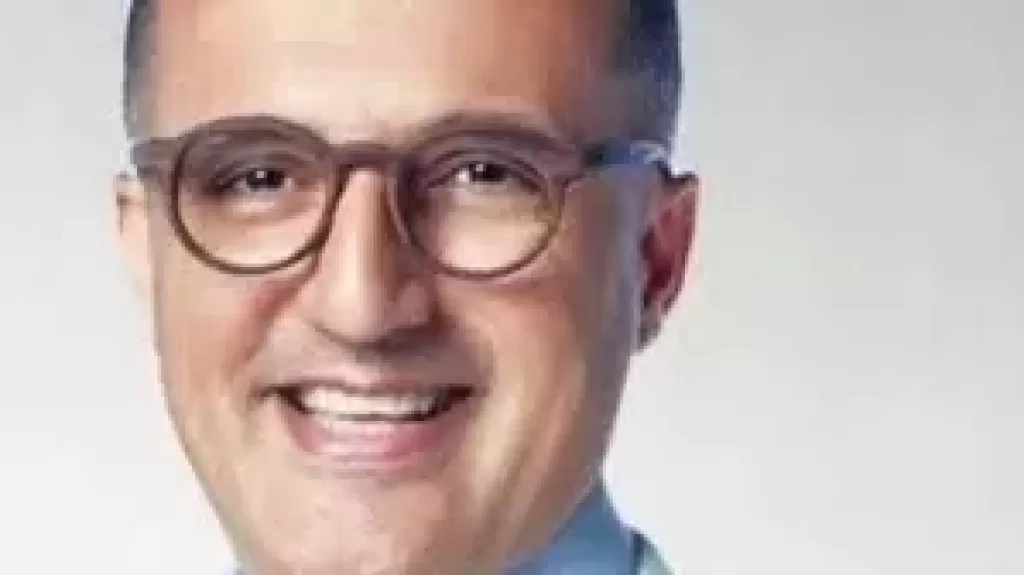 هتبوسي إيدي ورجلي علشان أتنازل.. شريف مدكور يشن هجومًا على سيدة ادعت وفاته