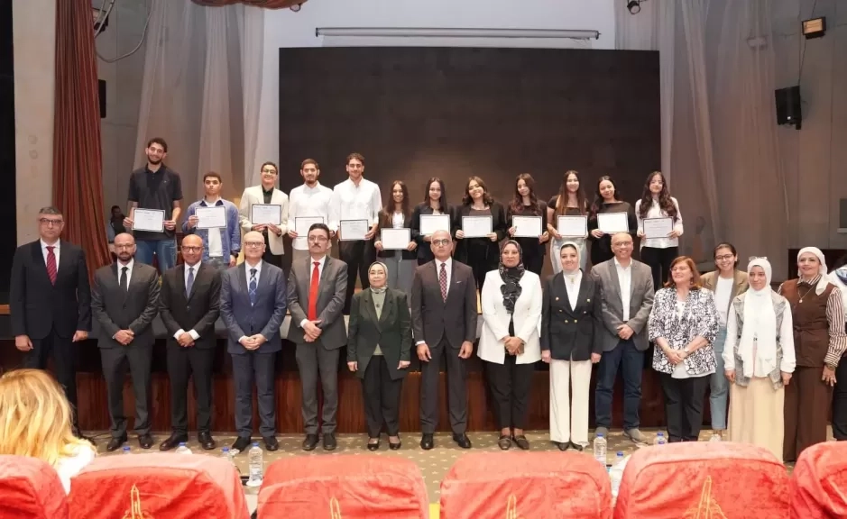 «عين شمس» تختتم فعاليات تجربة استخدام الذكاء الاصطناعي لتنمية مهارات الطلاب
