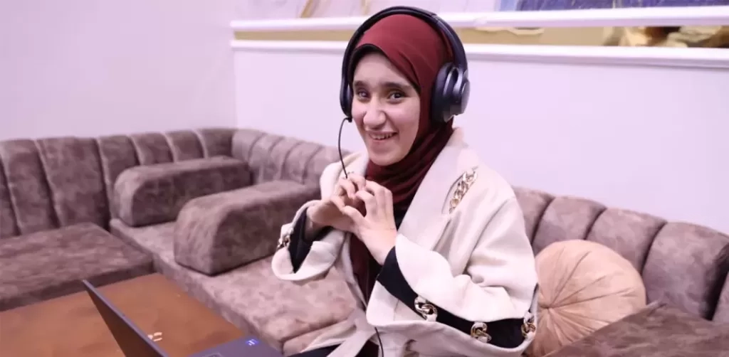 استجابة سريعة.. «الاتصالات» تسلم «لاب توب» ومنحة تدريبية لطالبة كفيفة بأسيوط