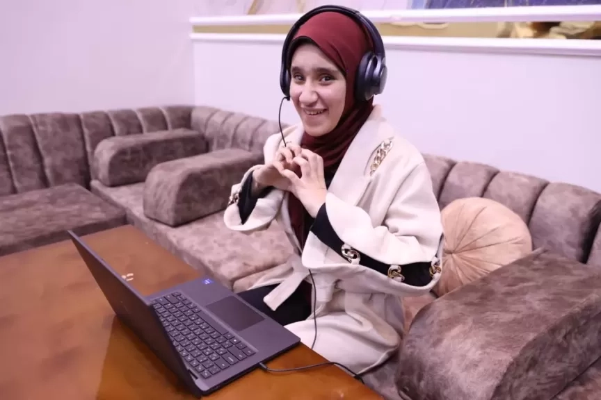 في استجابة لمطلب طالبة بمدرسة النور للمكفوفين..وزارة الاتصالات تسلم الطالبة 'لابتوب' وتقدم لها منحة تدريبية لتحقيق حلمها في دراسة البرمجة