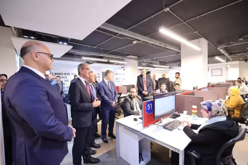 وزير الإتصالات يزور فرع شركة سيليكون إكسبرت الأمريكية ببنها.. ويشيد بالكفاءات الشابة التي تعمل بها