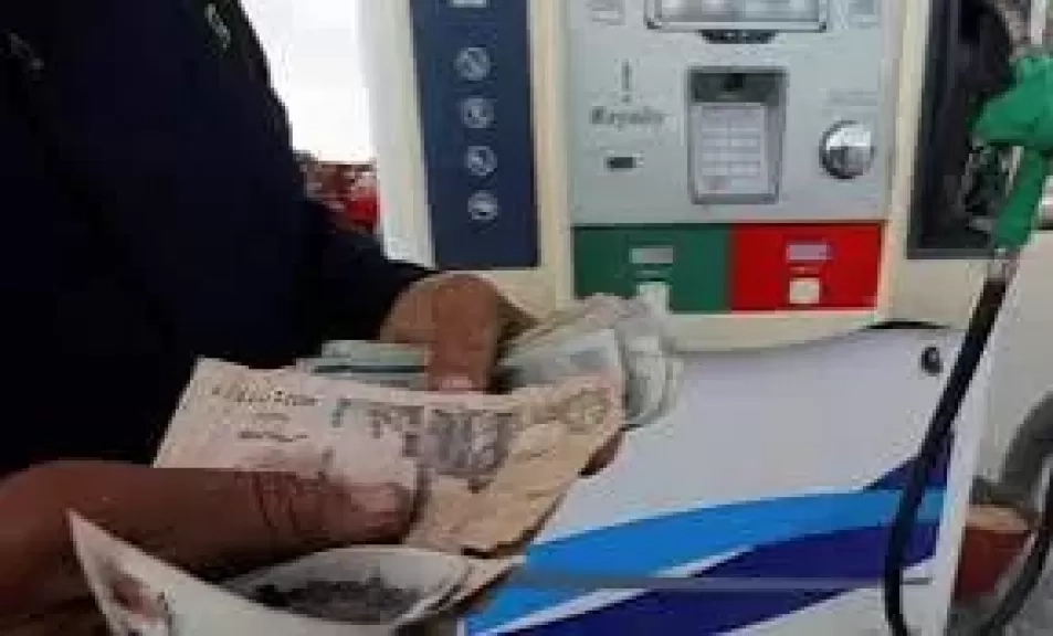 بعد رفع اسعار الوقود.. جيوب المواطنين 'فاضية'.. رفع أسعار الخبز والخضروات والدواجن والسلع.. وتوقعات بارتفاع التضخم
