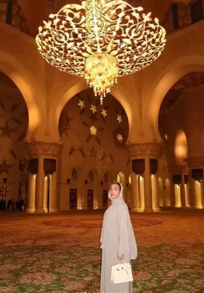 جورجينا تثير الجدل بعد ظهورها بأحد المساجد بالإمارات.. ما القصة