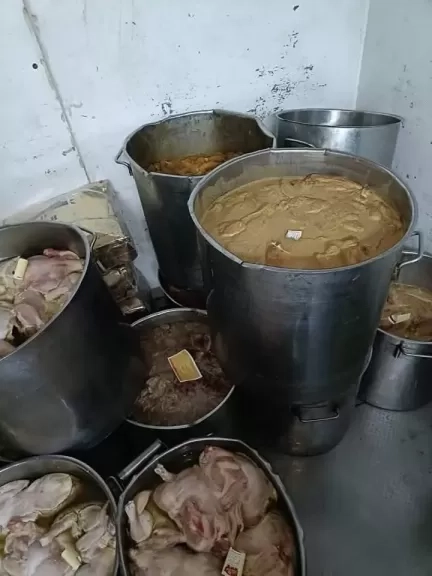 ضبط 200 كجم صدور فراخ داخل مخزن مجهول خاص بأحد المطاعم الشهيرة ببنها