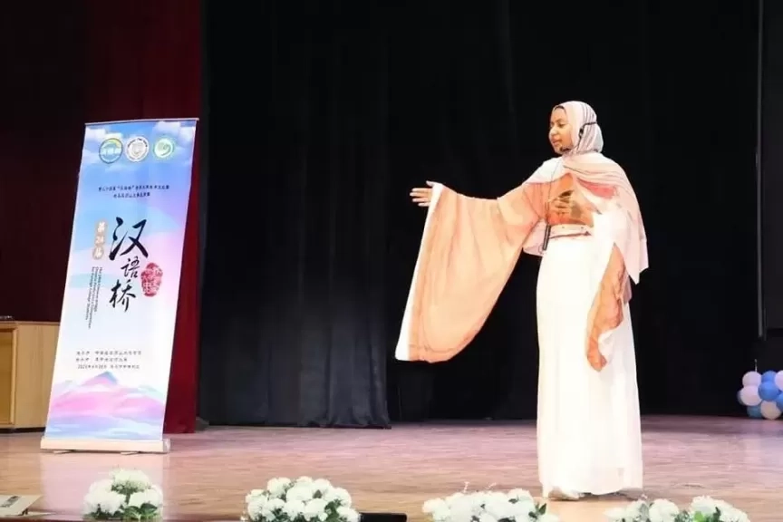 جامعة السويس تعلن صعود طالبة من قسم اللغة الصينية بكلية الآداب إلى الأدوار النهائية بمسابقة 'الجسر'