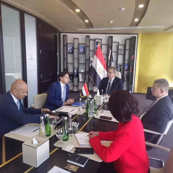 «وزير الاتصالات» يعقد مباحثات عالمية للتعاون في التعهيد والتصنيع المحلى للهواتف المحمولة