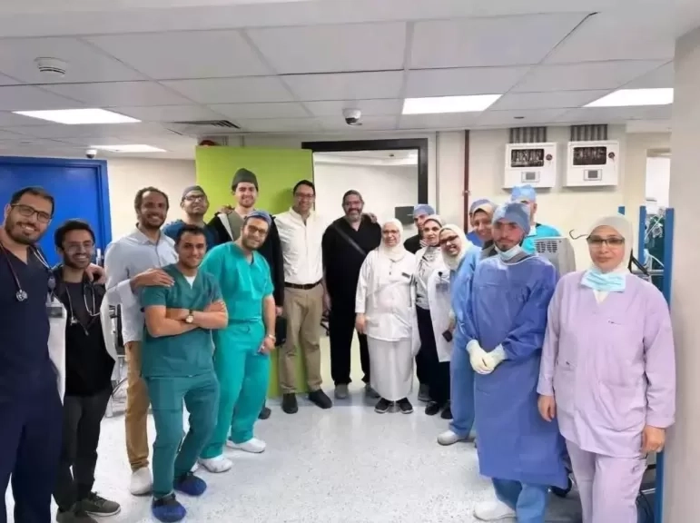 نجاح أطباء قصر العيني في استئصال جهاز منظم لضربات القلب وكابلات ملحقة به لمصابة بالتهاب بكتيرى وتجلط داخل الأذين الأيمن للقلب، باستخدام جهاز الإيكمو ودون تدخل جراحي