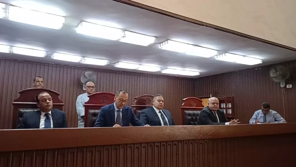 تجارة المخدرات وحيازة أسلحة نارية ومقاومة سلطات.. تقود عاملين وفني صيانه مصاعد للسجن المؤبد