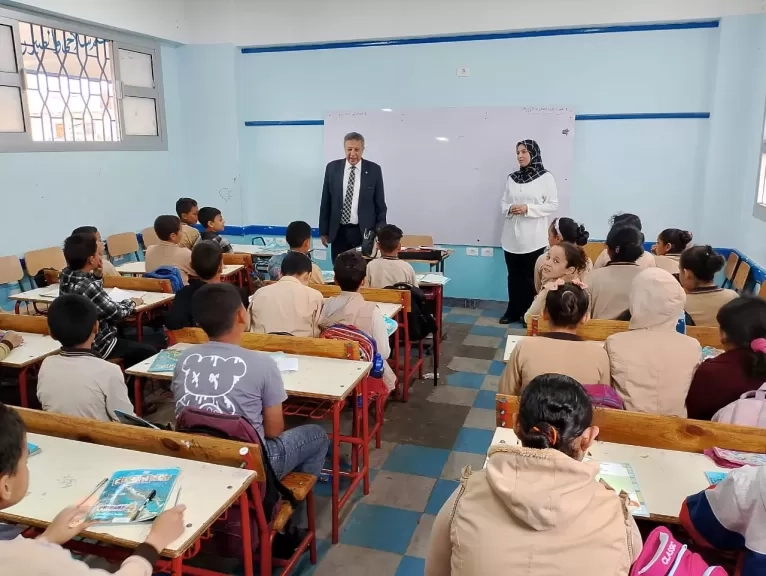 وكيل 'تعليم البحيرة' يتابع الدراسة بمدارس المحمودية ويكرم معلمة دراسات اجتماعية