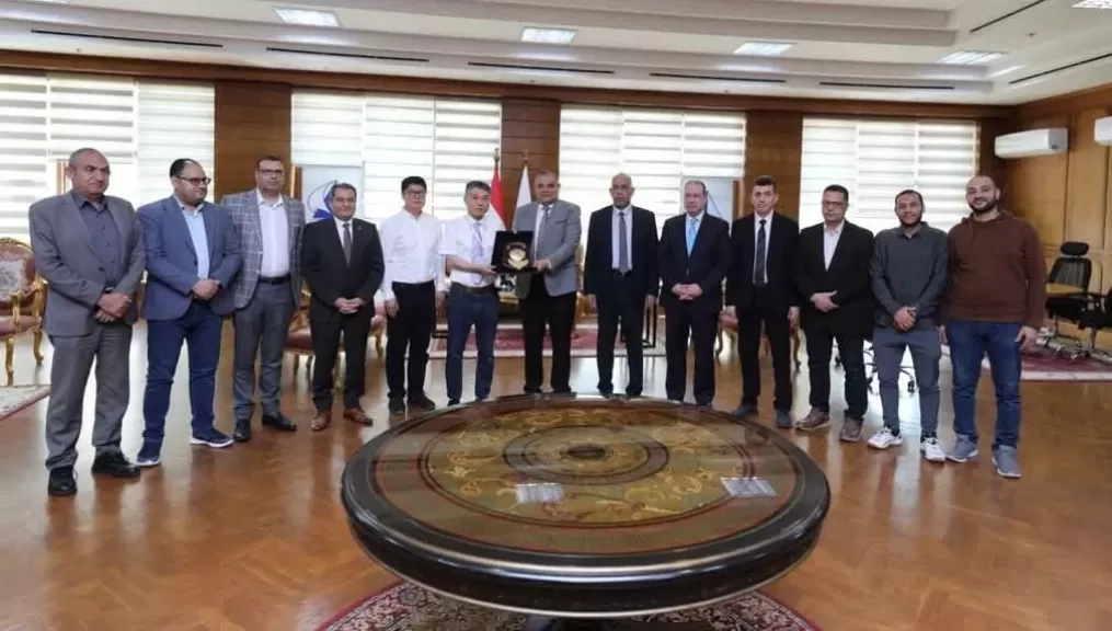 لبحث سبل التعاون العلمي.. رئيس جامعة كفر الشيخ يستقبل وفد أكاديمي صيني