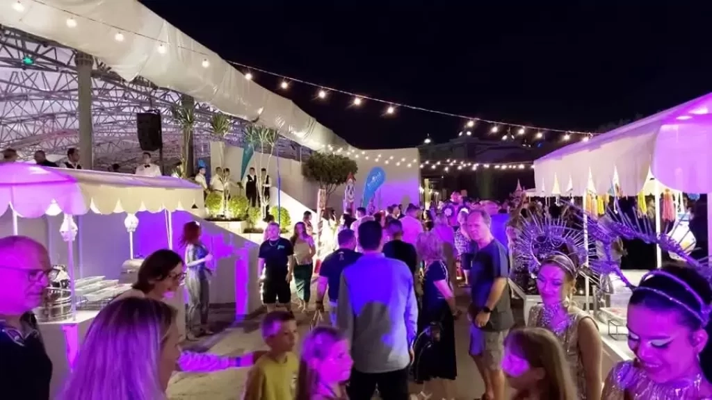 مهرجان الشارع في الغردقة يجذب السياح فقرات فنية واكلات من كل مطابخ العالم