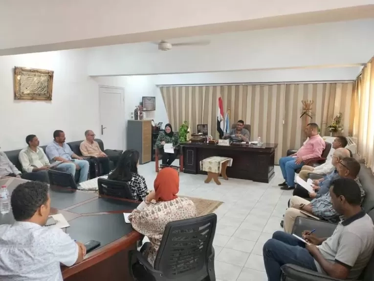 وكيل وزارة الصحة بالبحر الأحمر يعقد اجتماعاً مع لجنة الاصحاح البيئى