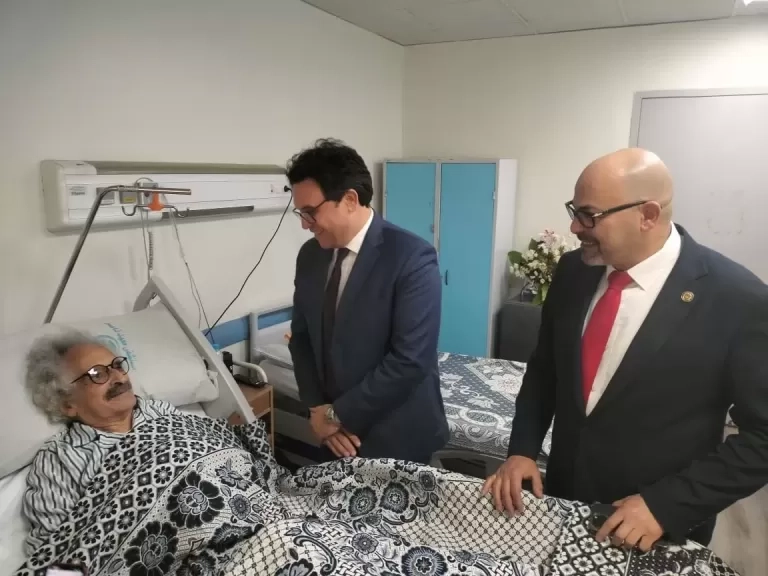 وزير الثقافة يتفقد الحالة الصحية للكاتب صنع الله ابراهيم