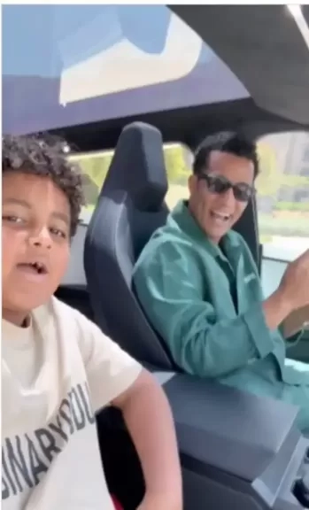 محمد رمضان ونجله' علي' يروجان بفيديو لأغنية لسه بدرى عليك