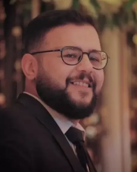 وفاة والد السيناريست إياد صالح والجنازة من مسجد مصطفى محمود.. اليوم