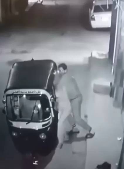 رصده فيديو على الفيس.. تكثيف أمنى لضبط المتهم بإختطاف سيدة بشبرا الخيمه