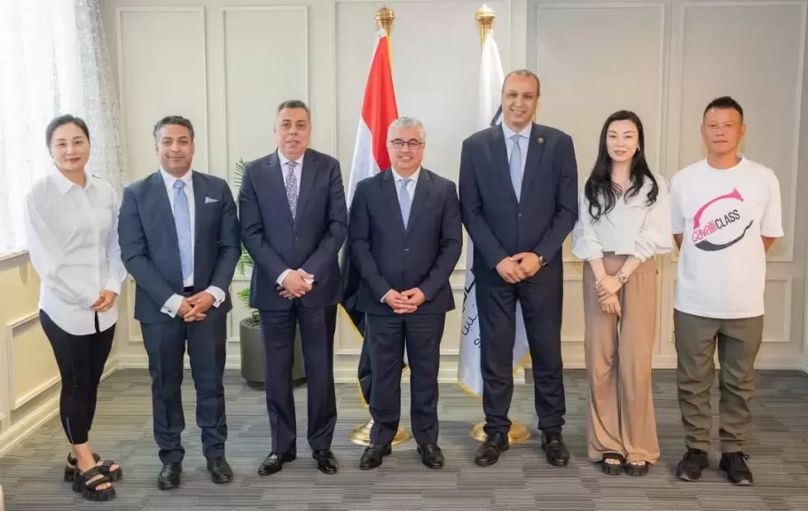 رئيس اقتصادية قناة السويس يشهد توقيع عقد مشروع جديد مع شركة 'شاوشين بيكي' الصينية لإنتاج الملابس الجاهزة بمنطقة القنطرة غرب الصناعية