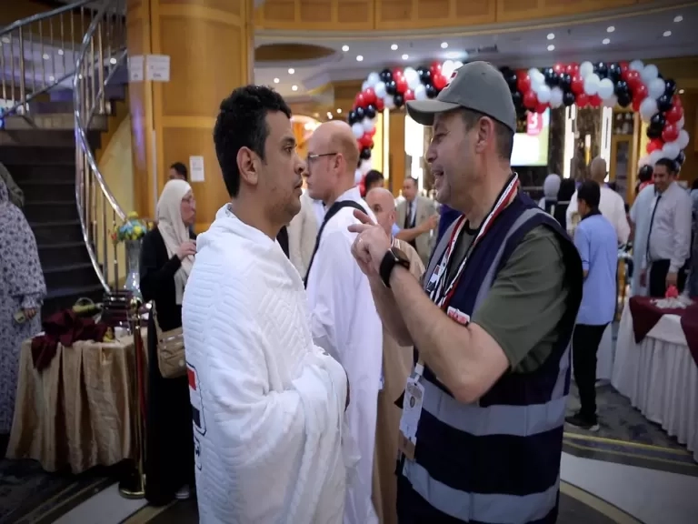 توافد حجاج بعثة حج القرعة من المدينة الى مكة المكرمة