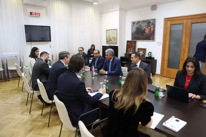 وزير السياحة والآثار يلتقي بوزير الثقافة الصربي في بلجراد لبحث سبل التعاون المستقبلي في مجال الآثار