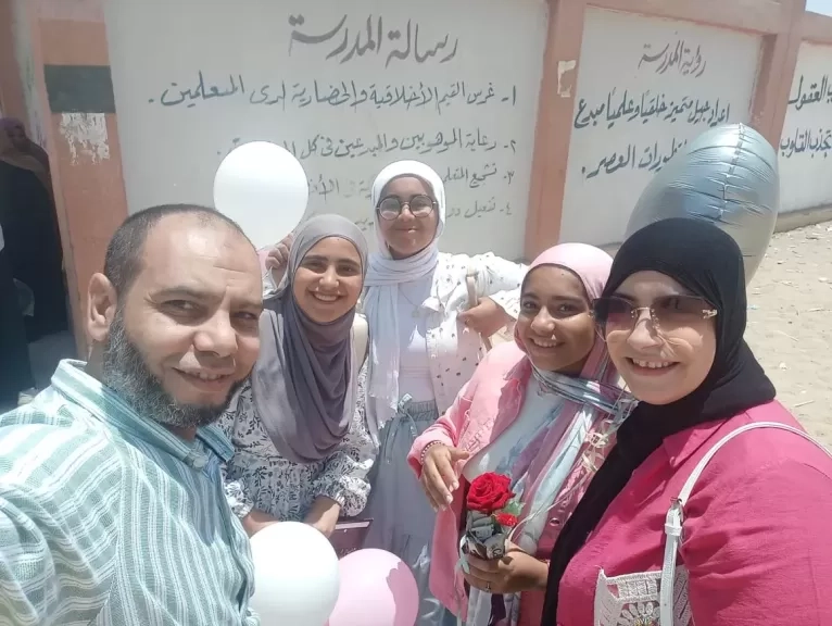 لتخفيف الضغط عنها.. ولي أمر بالمنوفية يهدي ابنته «أيفون» وورد في آخر أيام امتحانات الشهادة الإعدادية