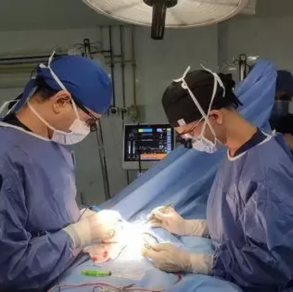 فريق طبي بمستشفى العجمي ينقذ حياة شاب من الموت