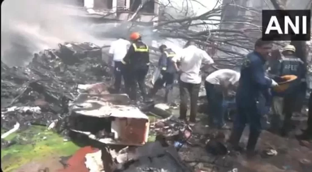 شهود عيان يروون تفاصيل سقوط الطائرة الهندية.. كارثة راح ضحيتها المئات