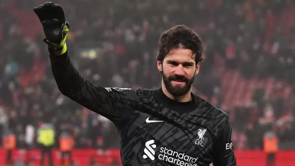ليفربول يتمسك بحارسه أليسون ويرفض عرض جالاتا سراي