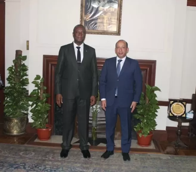 قصر العيني يستقبل سفير جمهورية الكونغو الديمقراطية لتعزيز التعاون الأكاديمي في إطار تدشين البرنامج الفرنسي الأوحد