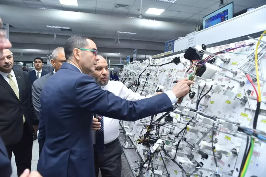 وزير الاستثمار والتجارة الخارجية يقوم بجولة تفقدية بعدد من الشركات بالمنطقة الحرة بمدينة نصر