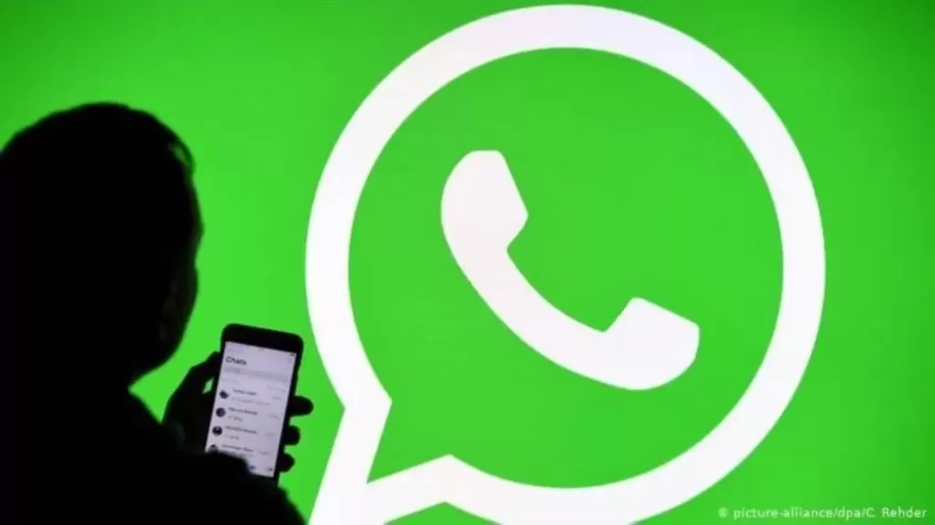 لماذا طالبت إيران مواطنيها بحذف «واتساب» من هواتفهم الذكية؟