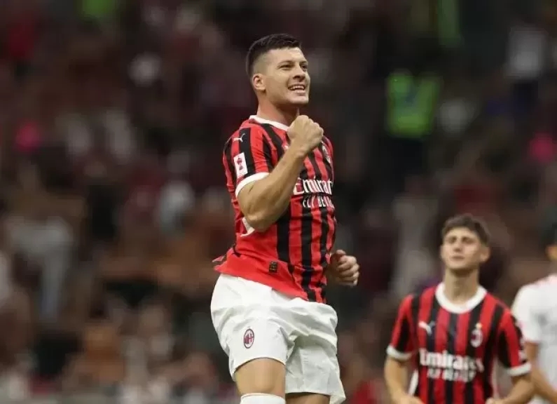 غياب هيرنانديز بسبب الهلال.. ميلان يعلن قائمته التحضيرية بقيادة أليجري