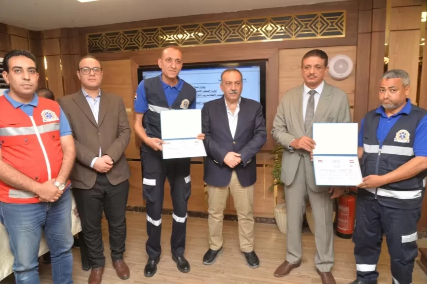 محافظ أسيوط يكرم مسعفًا وسائقًا بهيئة الإسعاف لردهما مبلغًا ماليًا عثرا عليه أثناء أداء عملهما