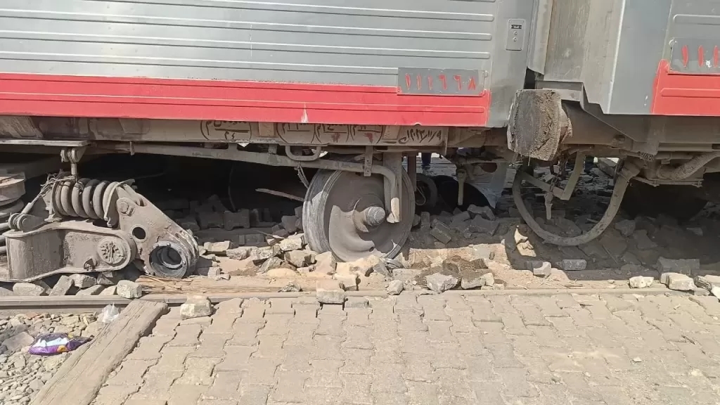 بالصور.. خروج قطار عن القضبان بين بينها وقويسنا