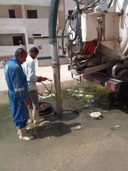 رئيس مياه القناة: تكثيف أعمال تطهير شبكات الصرف الصحي بمساكن مبارك