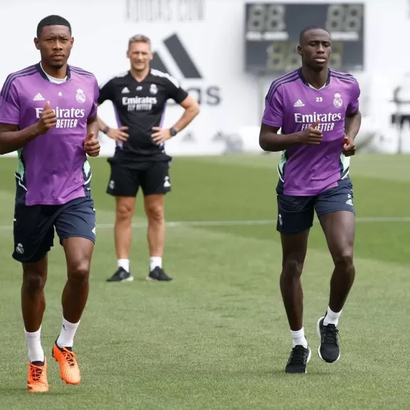 ألابا وميندي يحسمان موقفهما من الرحيل عن ريال مدريد
