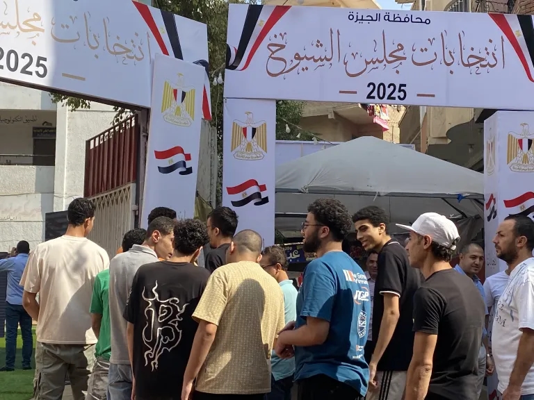توافد العشرات امام لجان مدرسة محمد الفقي بابو النمرس