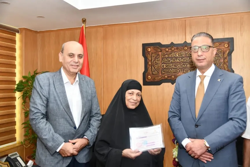 محافظ الفيوم يُكرم السيدة 'مبروكة' لحصولها على شهادة محو الأمية
