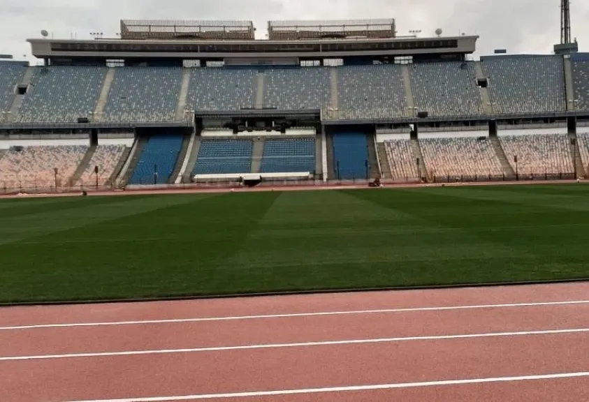 إغلاق محتمل لاستاد القاهرة 10 أيام بسبب شكوى الأهلي والزمالك من أرضية الملعب