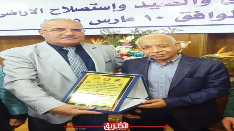 رئيس وأمين عام اتحاد نقابات عمال مصر يكرمان رئيس اللجنة النقابية للعاملين بالزراعة والطب البيطرى بالبحيرة