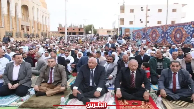 محافظ الوادي الجديد يشارك أهالي الداخلة صلاة عيد الفطر المبارك