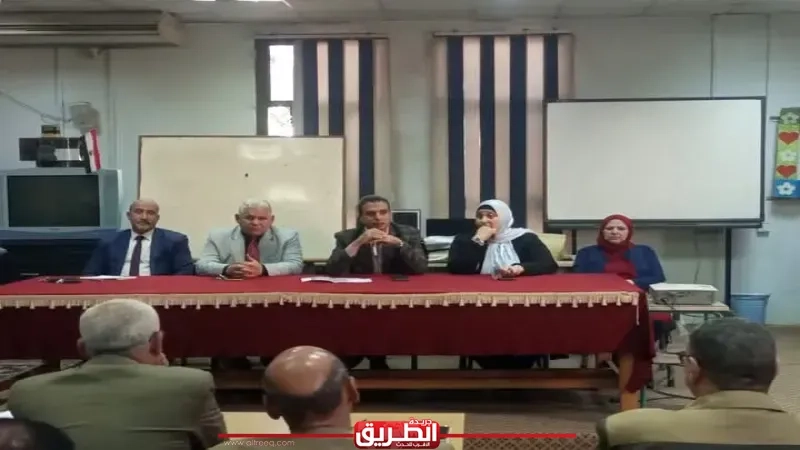 وكيل تعليم كفر الشيخ يعقد اجتماعًا مع مديري ووكلاء الإدارات التعليمية بالقاعة الصينية