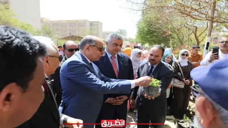 محافظ المنيا ورئيس الجامعة يفتتحان معرض الزهور لكلية الزراعة
